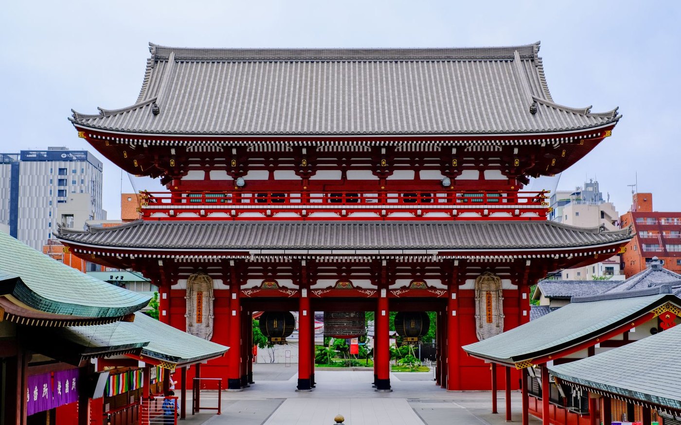 The main gate of Senso-ji temple in Asakusa